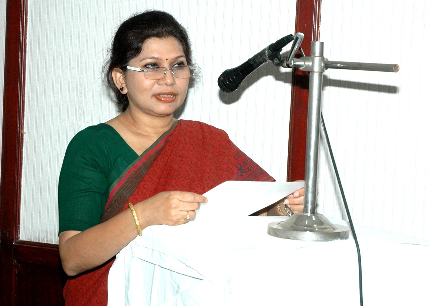 Ms Atreyee Das DG PPAC administering oath to employees of PPAC
