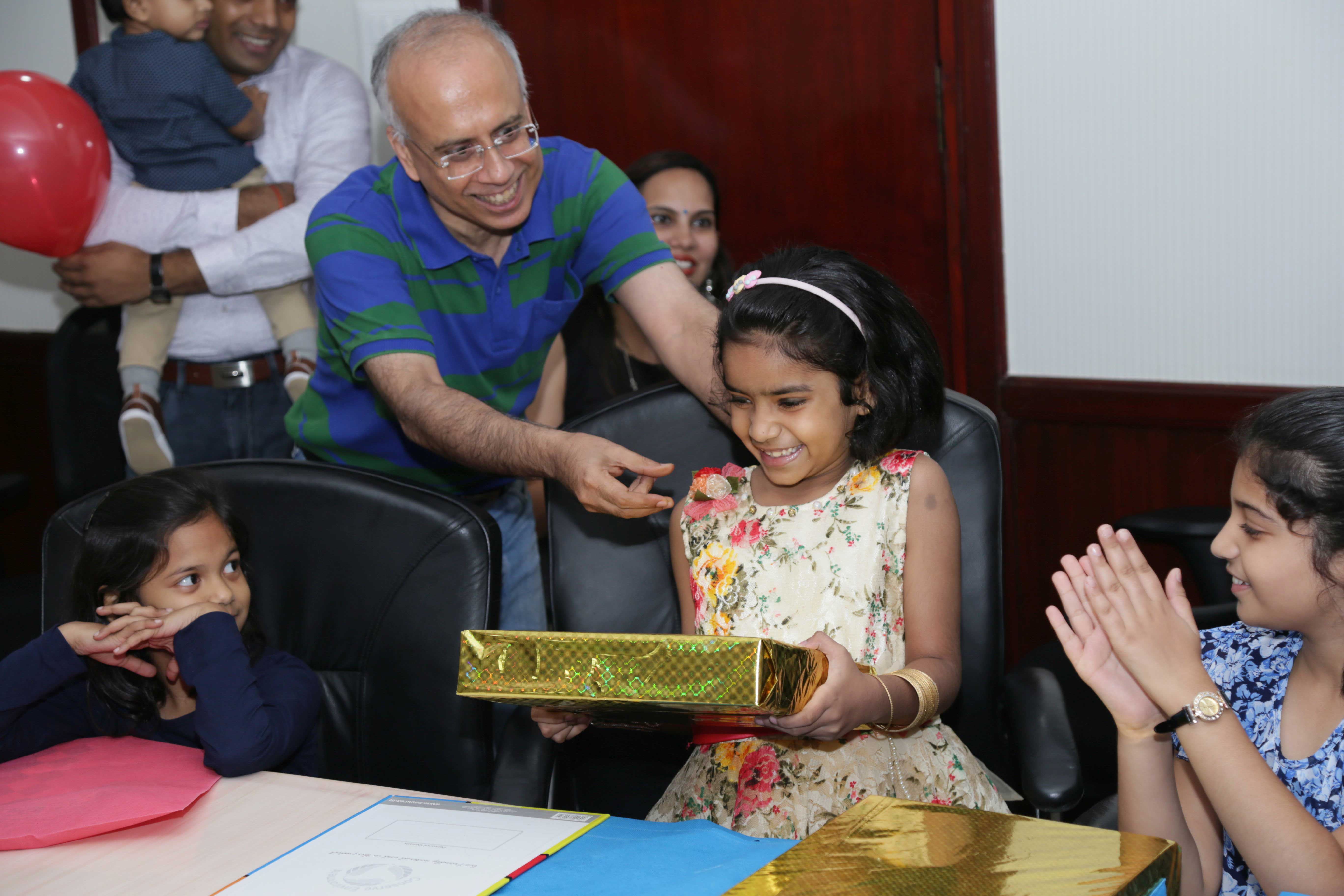 Director Finance Distributing prizes to children for Hindi Competitions